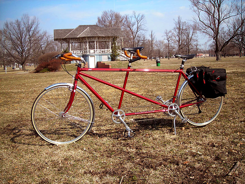 Burley Duet Tandem - angled view