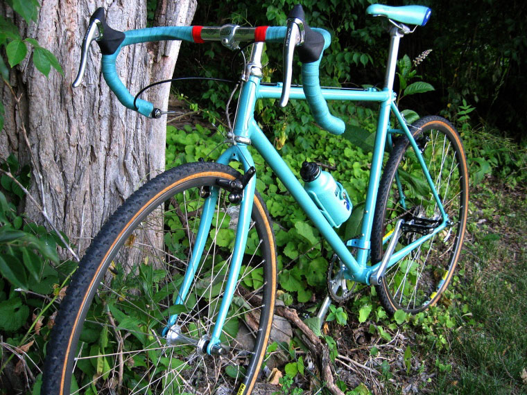 Bianchi Axis - front quarter view