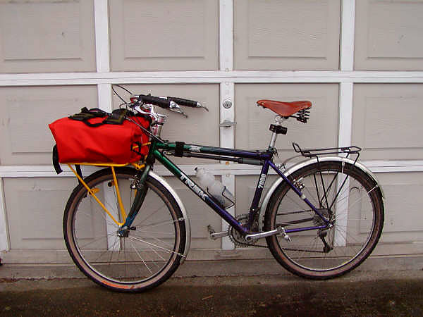 Trek Porteur - side view with baggage