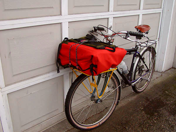 Trek Porteur - front view with luggage
