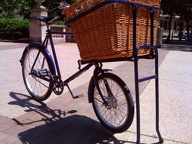 Pashley Delibike - basket and stand detail